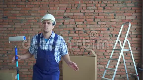 男建筑工人在工作欢快的是跳舞视频的预览图