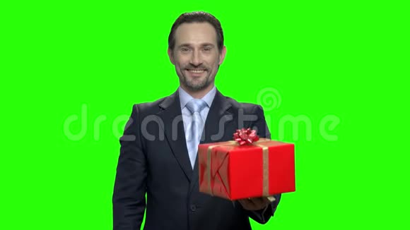 微笑迷人的成熟商人送你礼物视频的预览图