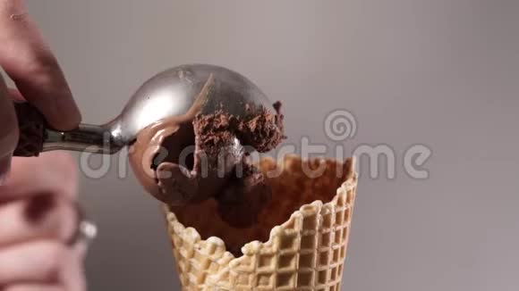 女性在华夫饼锥制作的巧克力冰淇淋视频的预览图