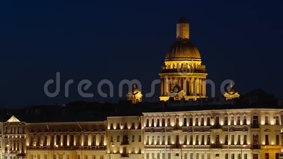 罗斯西亚彼得斯堡夜间照明建筑和艾萨克大教堂近景视频的预览图