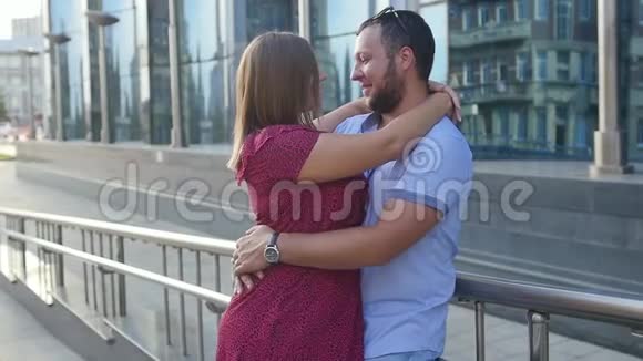 日落时市中心一对年轻夫妇的浪漫约会快乐的男人和女人拥抱亲吻享受在一起的时光视频的预览图