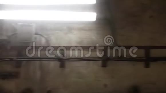 在照明的铁路隧道内移动视频的预览图