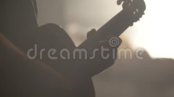 男吉他手在黑暗中弹吉他基辅乌克兰视频的预览图