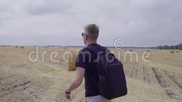 旅行者在田野上的干草堆里视频的预览图