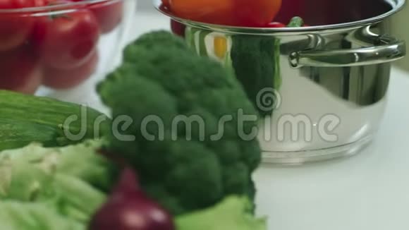 胡椒放在切割板上烹饪沙拉的天然食材视频的预览图