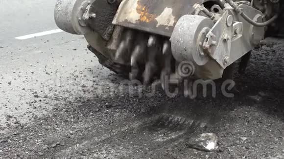 路面铣刨机切割旧沥青修路路面破坏切刀切割一层沥青皮耶视频的预览图