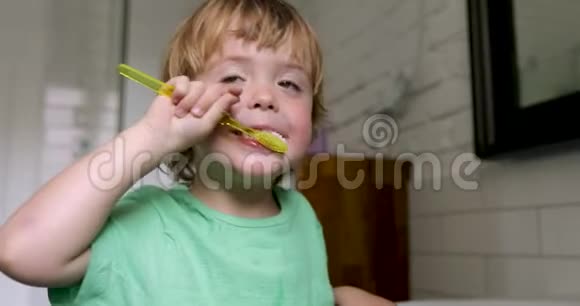 小金发男孩在学刷牙视频的预览图