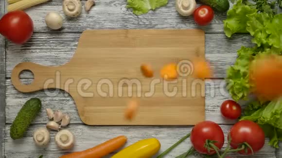胡萝卜片落在切割板上视频的预览图