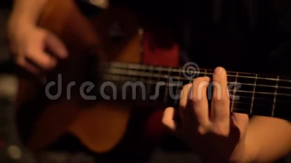 男吉他手在黑暗中弹吉他基辅乌克兰视频的预览图