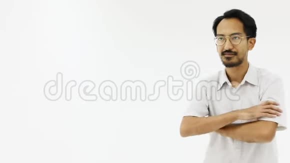 亚洲商人站着双臂交叉在白色背景下拍摄工作室视频的预览图