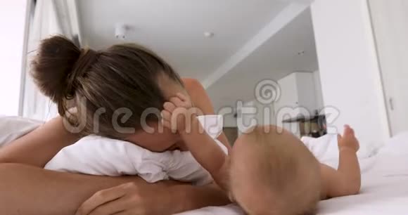 小宝宝醒了睡妈妈视频的预览图