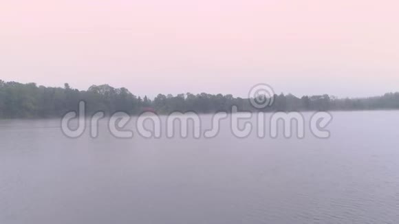 湖面上的雾无人机飞行欧洲的自然早晨视频的预览图