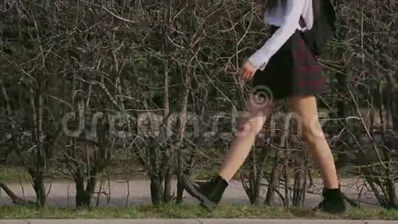 韩国人放学后走在小巷里女人穿过花园的墙视频的预览图