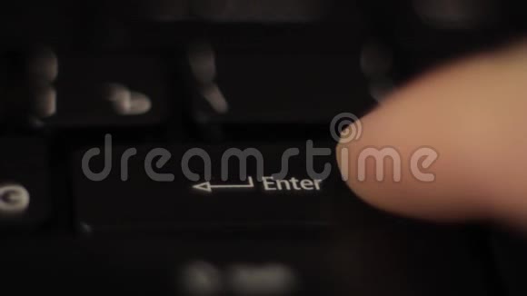 手指按键盘上的Enter按钮特写镜头视频的预览图