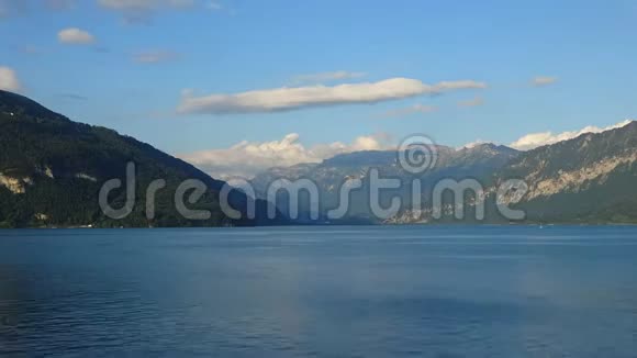 时间推移可以看到图恩湖图纳西和瑞士阿尔卑斯山的山脉瑞士欧洲视频的预览图