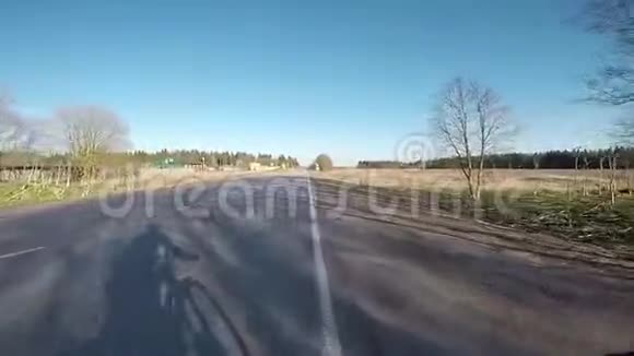 在路上骑自行车的人的影子视频的预览图
