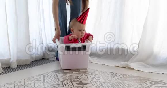 婴儿坐在纸板箱里视频的预览图
