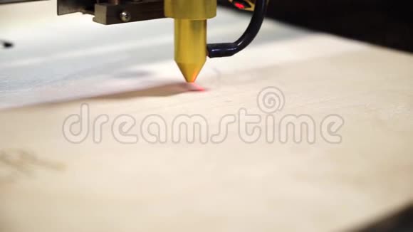 激光雕刻木材机切心在黄色胶合板上视频的预览图