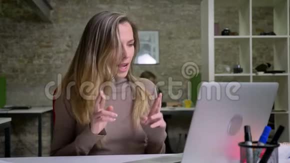 为一位焦虑迷人的女员工做特写查看笔记本电脑上的新闻祈祷她的手指祈祷视频的预览图