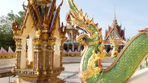 青龙在东方寺院在阳光明媚的日子里绿龙雕像坐落在亚洲传统神社的院子里沃特视频的预览图