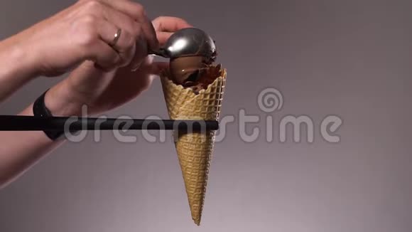 女性在华夫饼筒里拿出巧克力冰淇淋很棒的录像视频的预览图