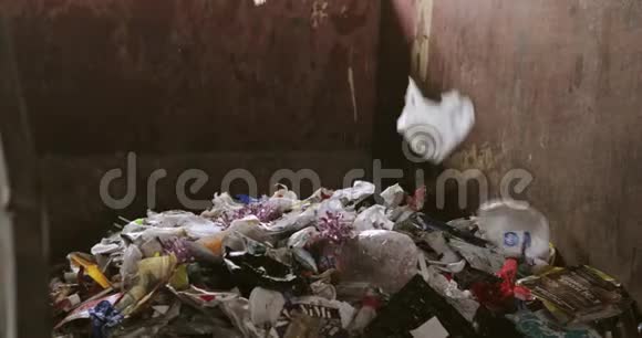 不分拣垃圾落在集装箱内运输和废物处理视频的预览图