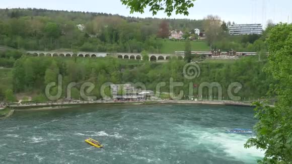 瑞士夏季野生河流旅游船视频的预览图