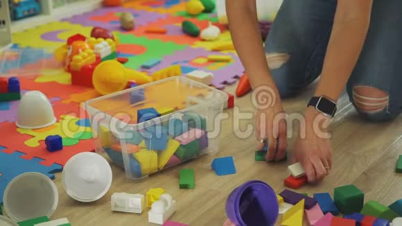 女人在塑料桶里捡木玩具视频的预览图