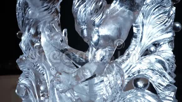 冰冻珍珠捕手的冰雕俄罗斯的冰雕冰城的雕塑透明雕塑视频的预览图