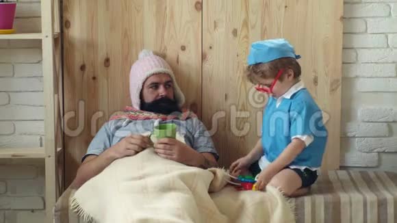 父子在家打诊所医学教育理念医生用听诊器检查胡子男孩子和视频的预览图