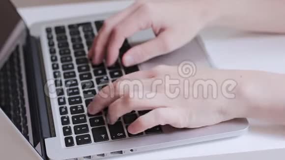 手在笔记本电脑键盘上快速打字清晰的家庭办公空间视频的预览图