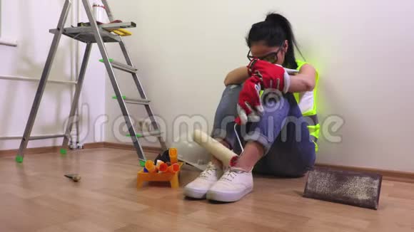 压力重重的女建筑工人坐在楼梯旁的地板上视频的预览图