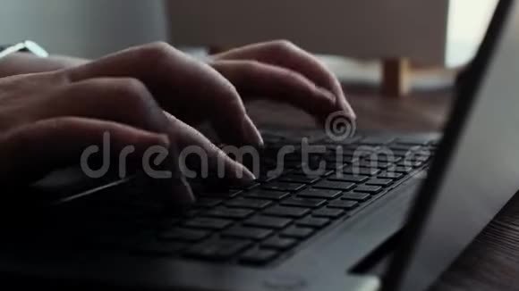 在办公室里年轻的商务女性在笔记本电脑键盘上打字视频的预览图