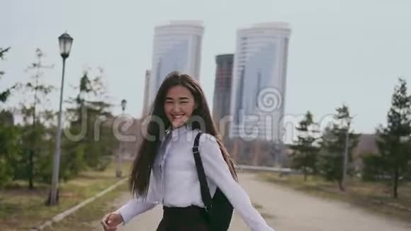 笑着穿着短裙的日本女学生下课后沿街跳着视频的预览图