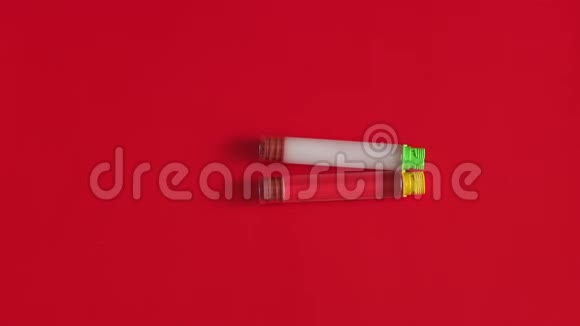 在红色背景下胰岛素的安培短而长的动作特写视频的预览图