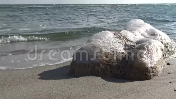 岸边的冰冻石头视频的预览图