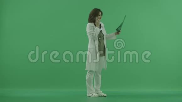医生站在右边打个电话在绿色屏幕上探索x光视频的预览图