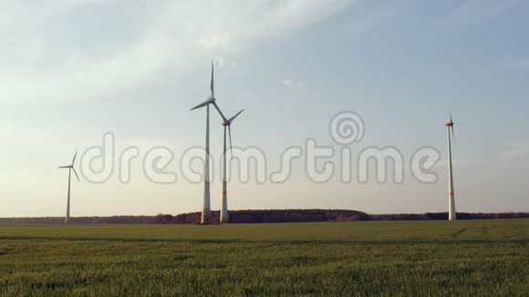 农田风力涡轮机群视频的预览图