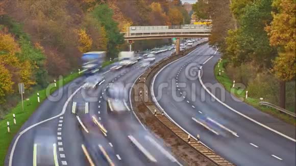 Messeschnellweg或37号高速公路在大型交易会期间汉诺威的Messeschnellweg被作为单向管理视频的预览图