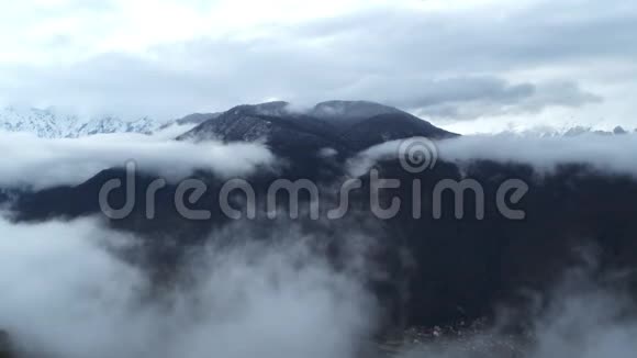 云层中的山顶视频的预览图