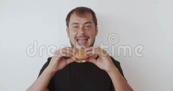 快乐的人吃美味的快餐汉堡视频的预览图
