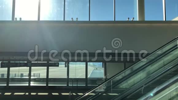 成田国际机场候机楼自动扶梯视频的预览图