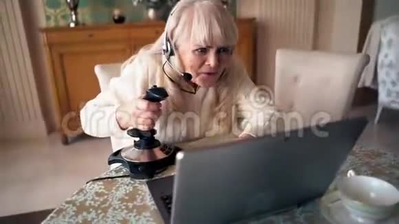 金发奶奶在家玩电脑游戏很有礼貌视频的预览图