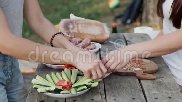 女人在大自然中准备一份蔬菜沙拉健康食品和新鲜空气视频的预览图