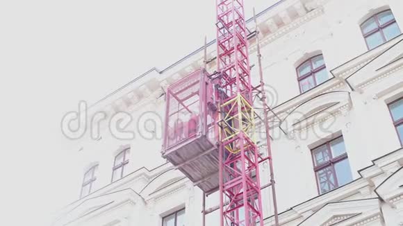 建筑物外部电梯上升到建筑物的顶部视频的预览图