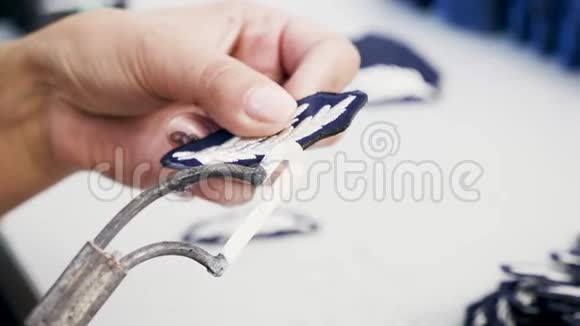 一家缝纫厂的女工在擦制徽章的边缘视频的预览图