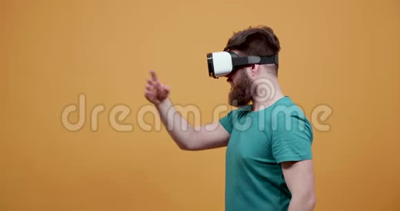 有VR装置的人或设计新的想法视频的预览图