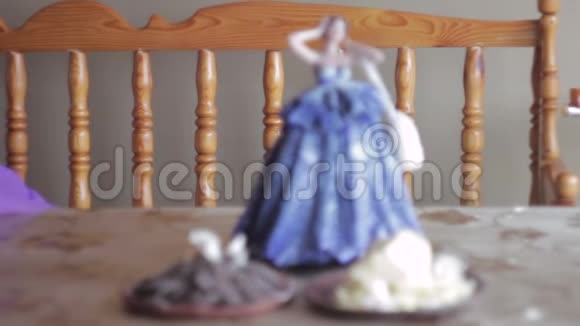 木制桌子上有美味的白色和黑色饼干视频的预览图