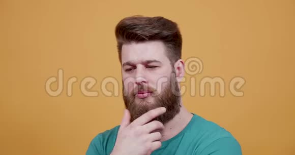 一个人摸着他的胡子想着什么想着什么视频的预览图