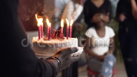 在背景上为非洲的生日女孩贴上燃烧蜡烛的蛋糕视频的预览图